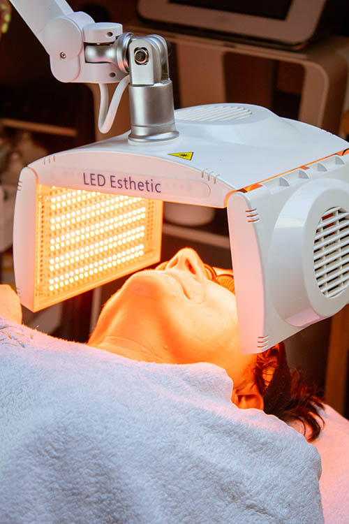 Le LED Esthetic© est un dispositif de photomodulation par LED , permettant d’apporter une solution sérieuse et efficace aux disgrâces cutanées. 
 - Centre de relaxation abertville (73200) savoie